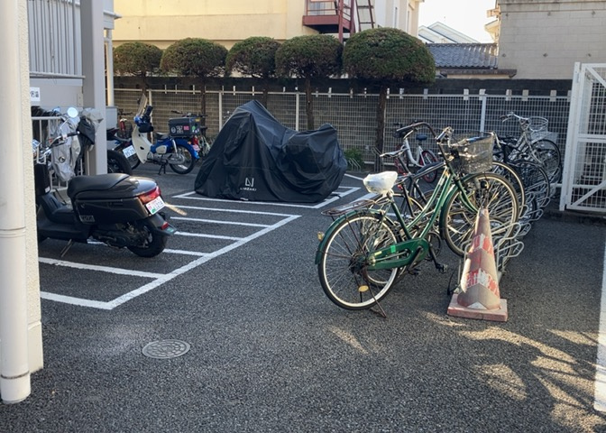 車一台あたりに必要なスペースは、標準サイズの普通自動車で横幅2m50cm、長さ5mは必要になります。ただし、乗降のことも考慮して横幅3m30cm、長さ5m50cmほどは確保できるところを選びましょう。