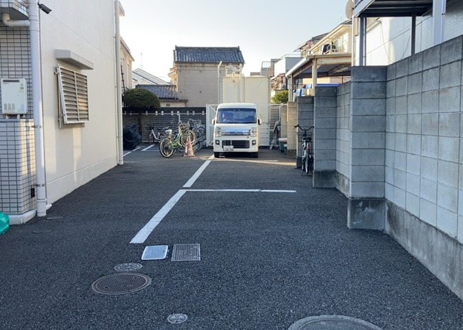 駐車場と明記されていても、最小スペースでつくられた駐車場だと大型車は駐車できなかったり、出入りしにくくなったりする可能性があります。お車のサイズと購入したい物件の駐車場のサイズを現地で確認しましょう。