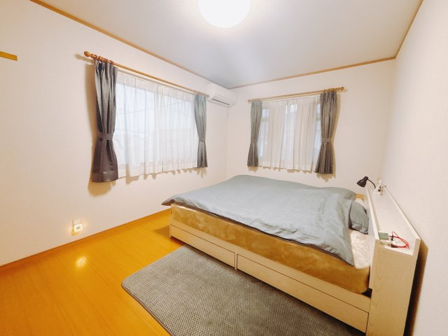 ■2階洋室｜ナチュラルカラーの床です。模様替えなどとても楽しく工夫できます♪陽当たり、風通しもとても良いので毎日快適な生活スタートです！子供部屋にも良いですね♪