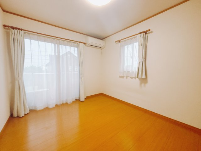 ■2階洋室｜2階洋室には大きな窓をご用意しています。日中はあたたかな日差し差し込み自分時間も充実できますね＾＾