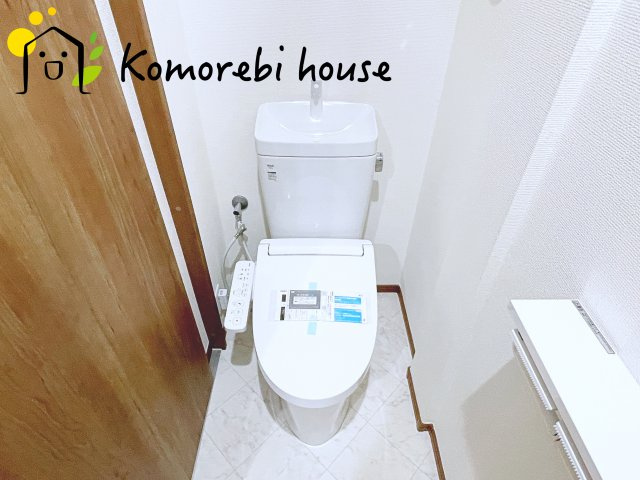 落ち着いた色調のトイレです
