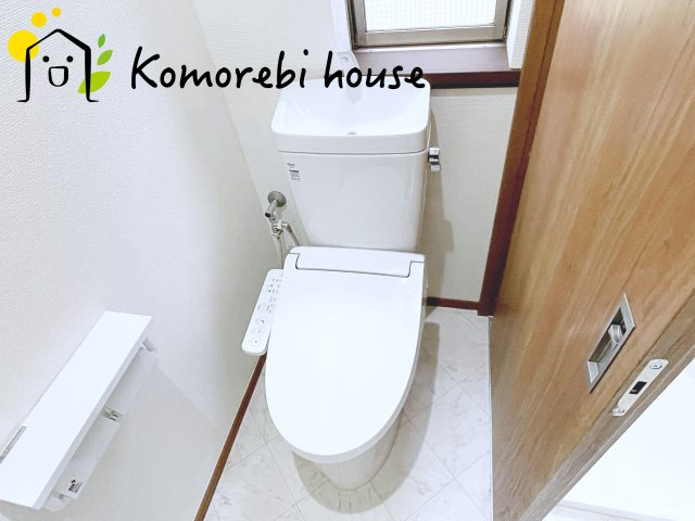 落ち着いた色調のトイレです