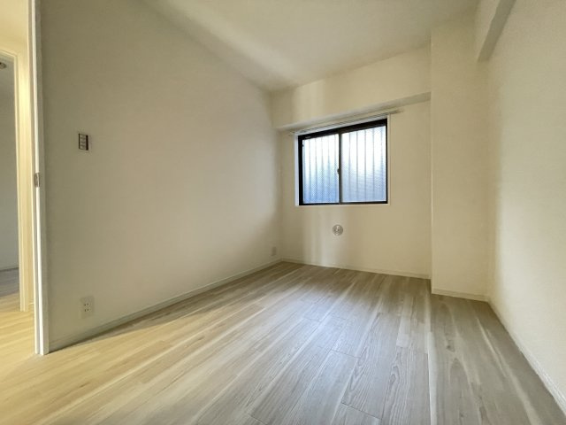優しい光が降り注ぐ寝室。　