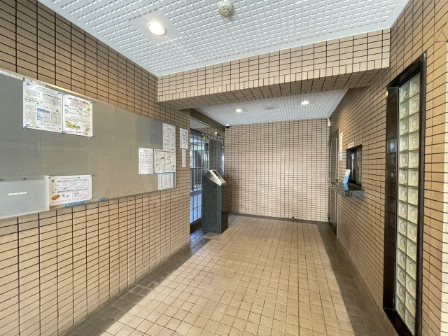 明るく広々としたエントランスが迎えてくれます。　