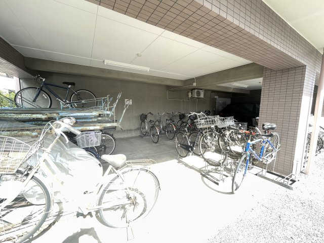 屋根付きの駐輪場で、サビや汚れの心配も不要。　