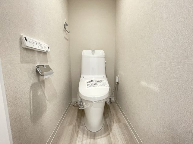 温水洗浄便座付きの清潔感あるトイレは、落ち着いた空間に。　