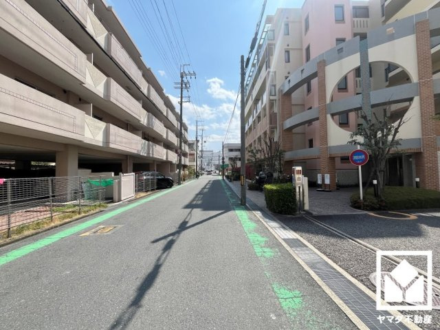 「ローソン尼崎富松町一丁目店」まで徒歩1分、「スーパーオオジ富松店」まで徒歩3分、「ドラッグストアライフォート南塚口店」まで徒歩5分など、お買い物施設が徒歩圏内に複数あり便利な住環境です。
