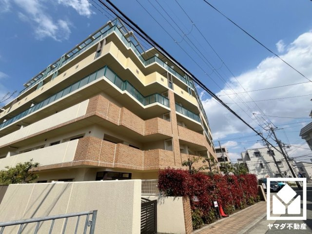 北側に西宮市から大阪府豊中市までを結ぶ県道606号線が通っています。名神高速道路の尼崎インターチェンジも下道10分圏内で、西宮・神戸方面や大阪方面へも出やすく、車での移動にも便利な立地です。