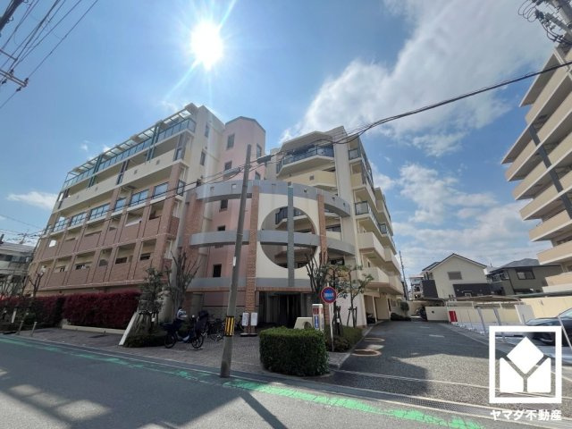 全居室に窓がございます。明るい陽光がたっぷり差し込む心地よい生活空間です。全居室に収納もございますので、お部屋の広さを最大限に活用できます。