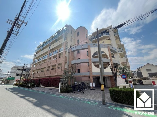 約5.2帖の和室には足腰へ負担を掛けずリラックスできる掘りごたつがございます。リビングに隣接しており、一体利用も可能です。