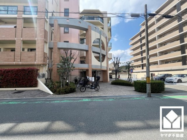 リビングは床暖房付きで、寒い冬でも足元ポカポカ。ホコリを巻き上げないのでお子様のいるご家庭にもおすすめです。エアコンの風が苦手な方や、アレルギー体質の方も快適にお住まいいただけます。