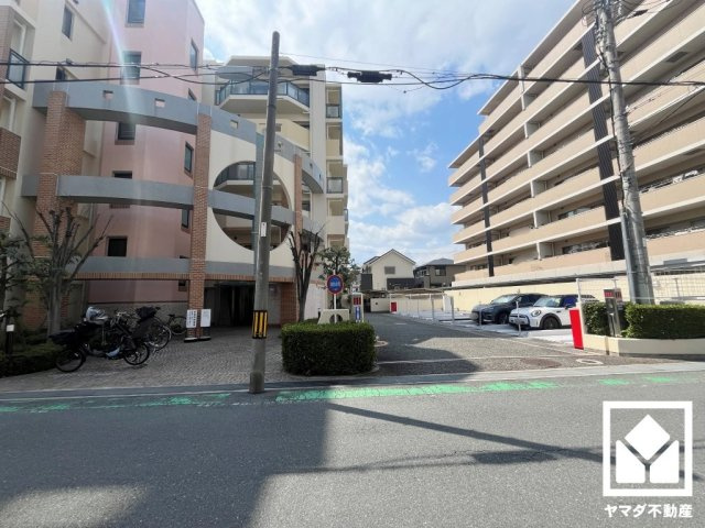 東側テラスのため、朝日が気持ちよく入り爽やかな一日を始められます。奥行きがあり広々としているため、お洗濯物もたっぷりと干す事ができます。