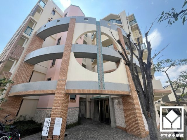 上質な素材と洗練されたデザインが織りなすエントランス。住まう人の誇りを感じさせる、優雅な迎えの空間。