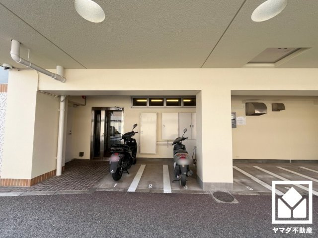 屋内バイク置き場なので、雨や風、直射日光からお乗り物を守ることができます。