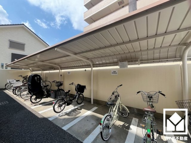 屋根付きの駐輪場もございます。しっかり区画が整理されており使い勝手の良い設計です。
