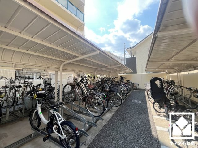 サイクルラックの設置された駐輪場も完備。スッキリ整理されて、自転車同士の接触や転倒の心配がございません。