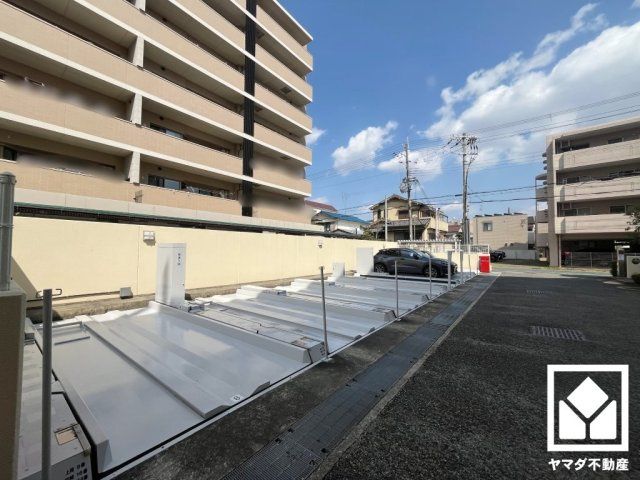 敷地内に駐車場を完備（月額16000円～18000円）。出入口は防犯性に優れたロボットゲート付き。空き状況等は弊社スタッフまでお気軽にお問い合わせください。