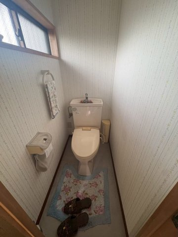 窓があるので明るいトイレスペースです。