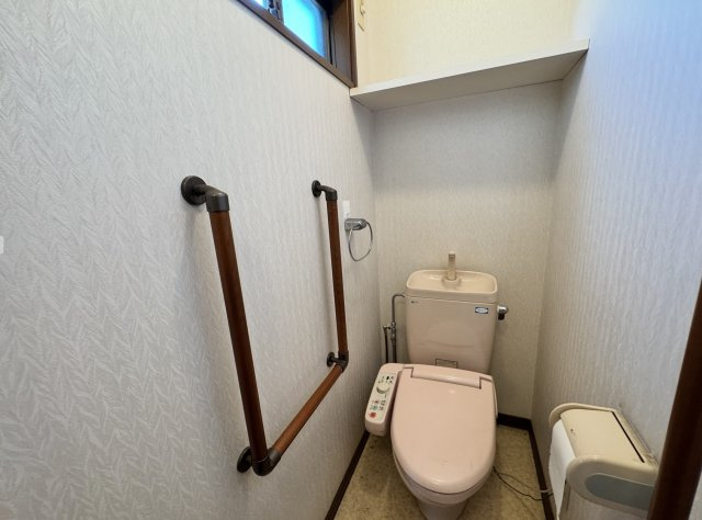 手すりが設置されており、ご年配の方や小さなお子様にも優しいバリアフリー設計です。採光と換気用の窓が備わっているため明るく、衛生的です。ゲストにも安心して使っていただける、清潔な空間です。