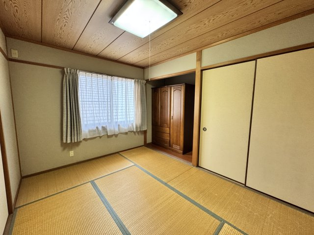 多用途に使える心地よい6畳の和室です。明るい自然光が差し込む窓があり、風通しも良好で居心地の良い空間です。遠方からのご親戚や友人が泊まりに来た際には、布団を敷いて快適なゲストルームへと早変わり。