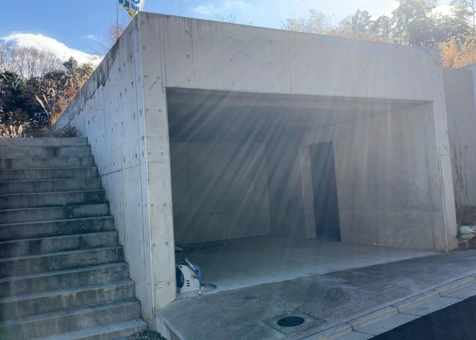 現地に行くなら、物件の周囲の地形がどうなっているかを見ることも大切です。周辺より低くなっている土地では、大雨などで水が集まりやすいため、地盤が弱くなっているということも考えられるため、注意が必要です。