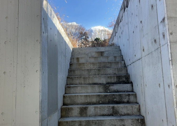 物件の詳細については、現地を見てわかること以外に、役所や法務局などで調べないとわからないことがあります。そのため、現地に行く場合は、もしこの物件を買ったらどのような生活ができるかをイメージしましょう。
