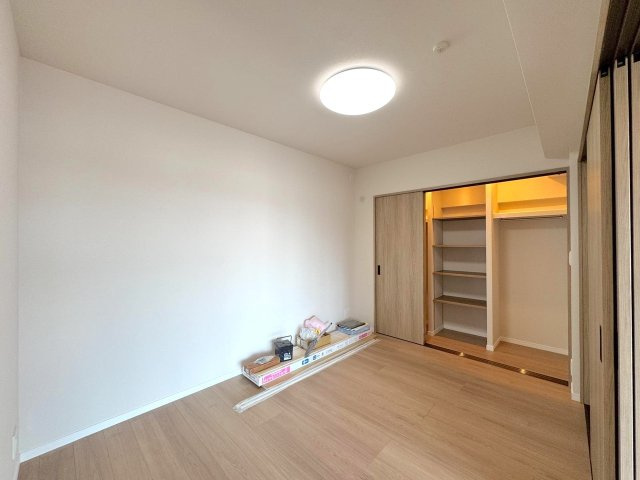 洋室6帖　間取り図の右真ん中の部屋　独立性が高く使い勝手の良い洋室です。子ども部屋としてはもちろん、集中して作業ができる書斎やテレワークルーム、趣味の部屋としてもフレキシブルにご活用いただけます。
