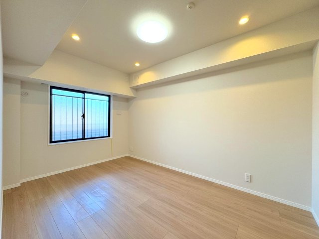 洋室7帖　間取り図の右上の部屋　主寝室に最適な7帖のゆとりある洋室です。大型のベッドを配置してもゆとりがあり、落ち着いたカラーリングで心地よい睡眠とプライベートタイムを過ごせます。