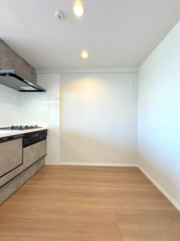キッチン幅　ゆとりある通路幅と作業スペースを確保したキッチン。作業動線がスムーズで効率よくお料理が楽しめます。背面に大型の食器棚や冷蔵庫を置いても余裕の広さです。