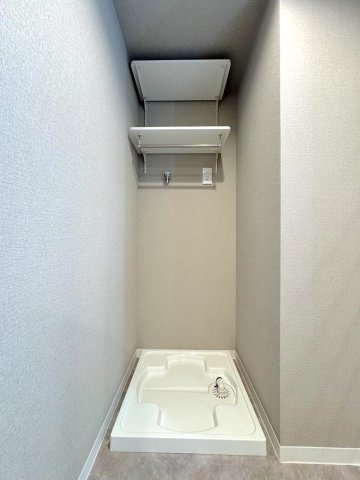 ランドリースペース　洗濯機置場の上部や周辺に収納空間を確保。洗剤や柔軟剤、ハンガーなどの洗濯用品をまとめて置けるため、毎日の家事効率が格段にアップする便利な設計です。