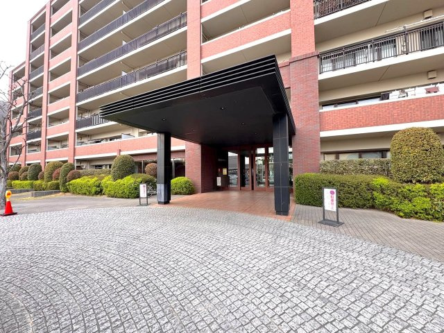 エントランス外　緑豊かな植栽と美しいアプローチが特徴のエントランス外観。手入れが行き届いた清潔感あふれるデザインが、マンション全体の品質の高さを物語っています