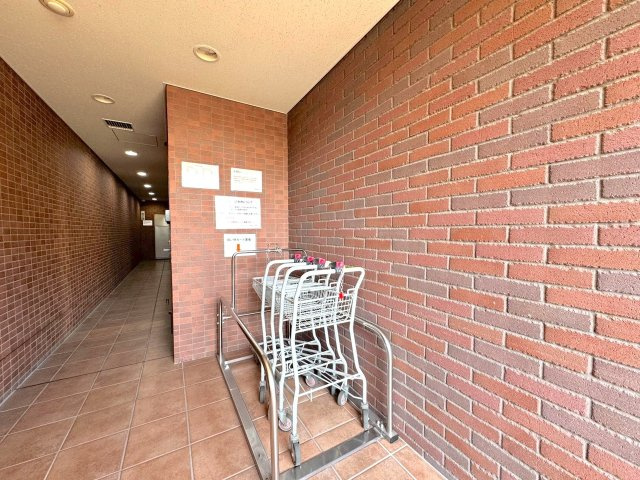 カート置き場　重い荷物やまとめ買いの際に重宝するショッピングカート置き場を完備。駐車場やエントランスからの移動もスムーズで、日々の暮らしを快適にサポートします