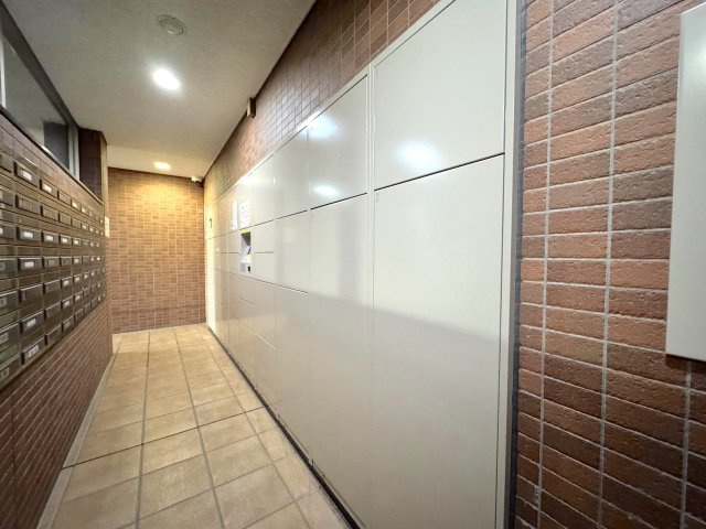 宅配ボックス　不在時でも24時間荷物が受け取れる便利な宅配ボックスを設置。ネットショッピングをよく利用される方や、共働きで日中留守にしがちなご家庭にも心強い設備です。