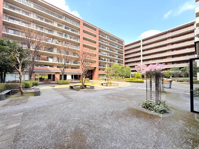 中庭　マンション敷地内に設けられた緑あふれる美しい中庭。敷地内で安全に自然を感じることができ、日常に癒やしと穏やかな時間をもたらしてくれる心地よい空間です。