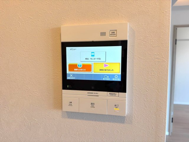 TVモニター付きインターホン　訪問者の顔と声を室内からしっかり確認できるTVモニター付きインターホン。防犯性に優れ、お子様のお留守番時や一人で過ごす時間も安心・安全に過ごせます。