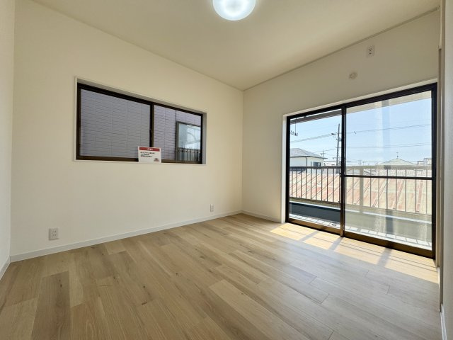 もう1部屋の洋室5.2帖も明るく風通しも良好です。