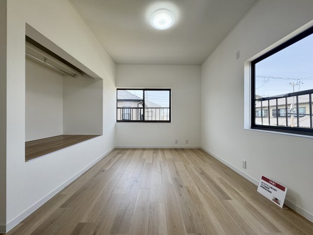 2F　約8帖の洋室は主寝室にピッタリ！大きなWICも備えてあり便利です。