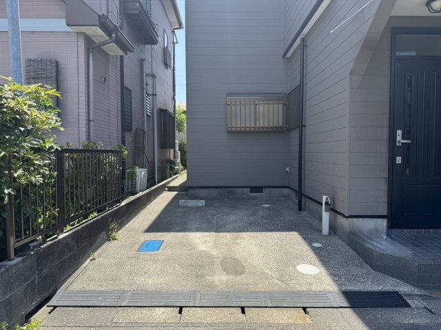 玄関横の駐車スペースは車種にもよりますが1台駐車可能。