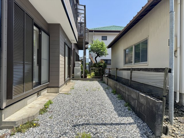 お手入れしやすいお庭で夏はお子様用プールを広げてみてはいかがですか♪（車種にもよりますが駐車スペースにもなります。）
