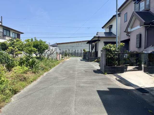前面道路を西側から東向きに撮影しました。