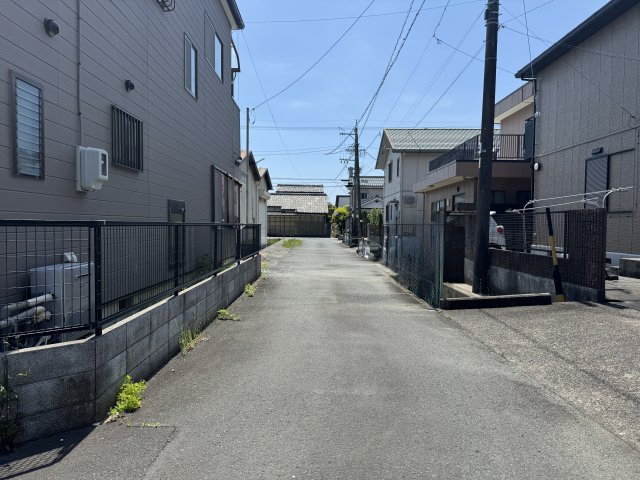 前面道路を北側から南向きに撮影しました。