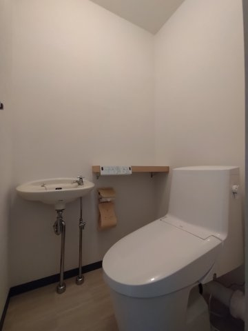 トイレには快適な温水洗浄機能付です♪
