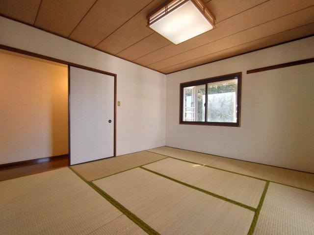 和室にも出窓がございます。