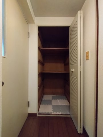 廊下にも便利な収納がございます。
