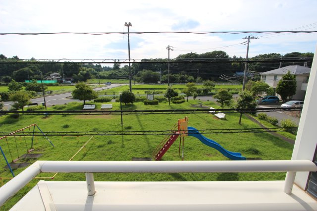 隣地が公園のため、お部屋からお子様を見守ることができます！
