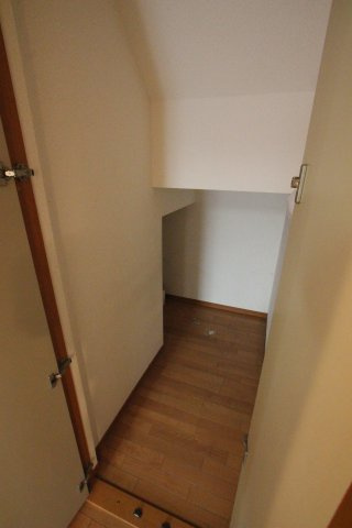 階段下を利用した奥行きのある収納付きです！