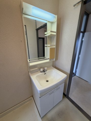 朝の支度にも助かる、独立洗面台です。