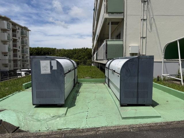 建物側面部分にゴミ捨て場があります。