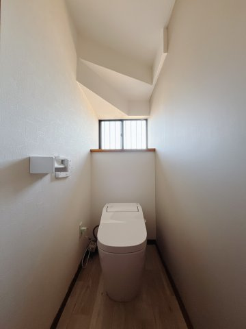 ■トイレ｜窓付きトイレですので常に換気もでき、綺麗保てます♪