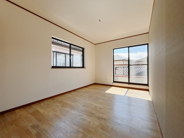 ■2階洋室｜2面採光で明るい1階の洋室。全部屋フローリングなので、お掃除がしやすいです♪大きな収納もあって嬉しい！